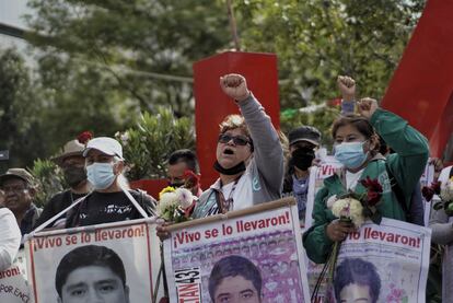 Los familiares de los jóvenes desaparecidos se detienen durante la marcha para gritar consignas frente al Antimonumento de los 43.