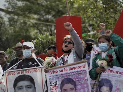 Familiares de los 43 de Ayotzinapa durante una marcha en Ciudad de México, el 30 de noviembre de 2022.