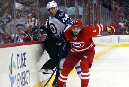 Andrej Sekera de los Carolina Hurricanes detiene a Blake Wheeler de los Winnipeg Jets que está con el disco durante el 3er periodo en el PNC Arena. Los Winnipeg Jets derrotaron a los Carolina Hurricanes 2-1.