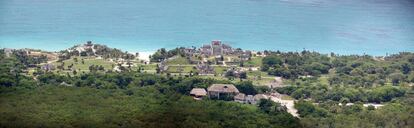 Panorámica aérea de la zona arqueológica de Tulum, en cuyo acantilado se suele localizar un histórico encuentro entre indígenas y conquistadores: la ciudad maya fue avistada por primera vez desde el mar por la expedición de Juan de Grijalva a principios del siglo XVI