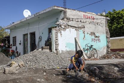 Santiago (nombre ficticio) tiene seis años y vive con su familia en Tepapayeca (Puebla), uno de los municipios más afectados por el terremoto del 19 de septiembre. Cuando ocurrió el sismo, estaba en la escuela. Al volver a su casa, vio que la mitad de la vivienda se había derrumbado y ahora juega entre los escombros de su antigua habitación.