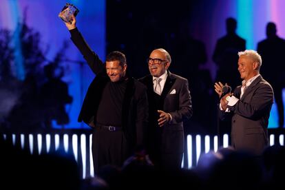 El actor Antonio Banderas recibe el Premio de la Presidencia ante el CEO de los Latin Grammy, Manuel Abud y el cantante español Alejandro Sanz.