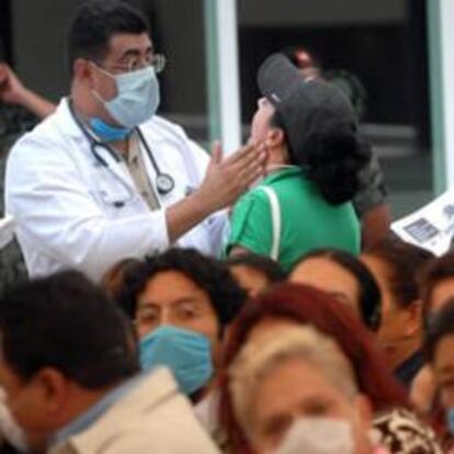 Un médico atiende a los pacientes en un hospital de México