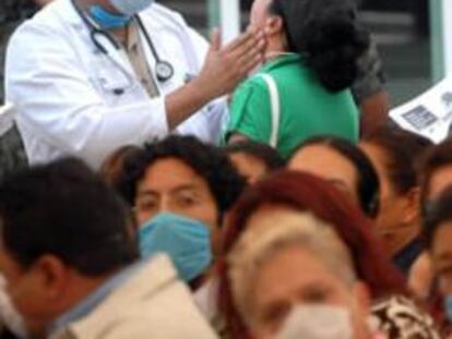 Un médico atiende a los pacientes en un hospital de México