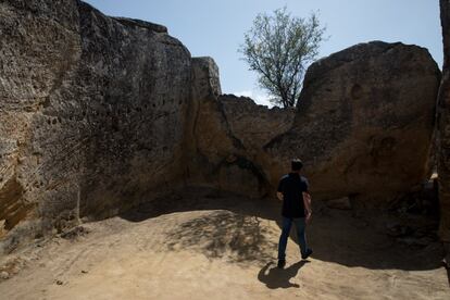 Valero se acerca al final del cañón de 70 metros de longitud que los íberos excavaron en la roca del montículo.