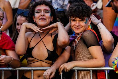 El público sigue el desfile del Orgullo por las calles de Madrid. 