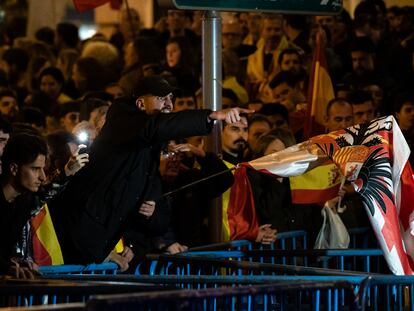 Un grupo de manifestantes con banderas durante la protesta contra la amnistía en los alrededores de la sede del PSOE en la calle Ferraz, de Madrid, este jueves.