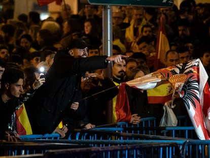 Un grupo de manifestantes con banderas durante la protesta contra la amnistía en los alrededores de la sede del PSOE en la calle Ferraz, de Madrid, este jueves.