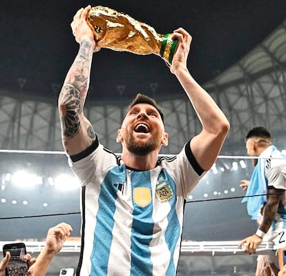 Messi levanta una réplica de la Copa del Mundo realizada por Pantano tras ganar en la final al combinado francés.
Esta fotografía la subió el futbolista a su Instagram y es el post que más likes (75 millones) ha conseguido de la historia.