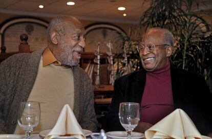 Bill Cosby, junto a su amigo de la infancia Ed Ford, en un restaurante de comida italiana en Filadalfia.  
