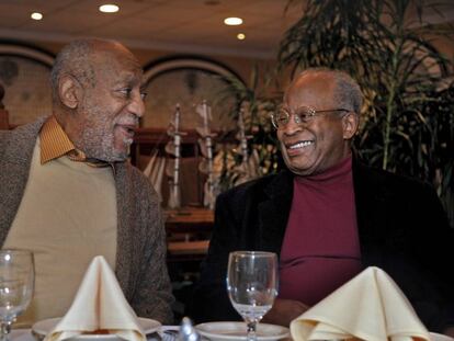 Bill Cosby, junto a su amigo de la infancia Ed Ford, en un restaurante de comida italiana en Filadalfia.  