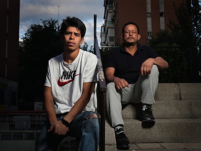 Jhon Ochoa y Carlos Cruz, trabajadores del sector de la construcción, en el barrio de Aluche en Madrid.