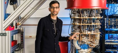 Sundar Pichai, presidente-executivo do Google, ao lado de um dos computadores quânticos da empresa em seu laboratório em Santa Barbara, Califórnia.