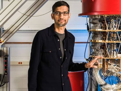 Sundar Pichai, presidente-executivo do Google, ao lado de um dos computadores quânticos da empresa em seu laboratório em Santa Barbara, Califórnia.