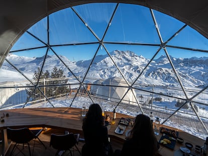 Desayuno en los iglús de Las Mugas, a 1.800 metros de altitud, en la estación de Formigal (Huesca).