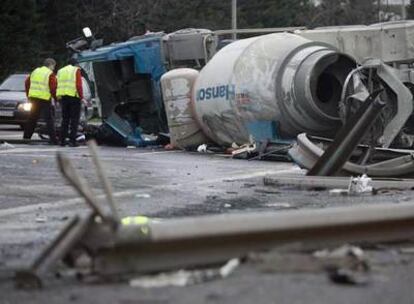 Estado en que quedó el camión hormigonera tras el accidente mortal del pasado lunes en la A-8.