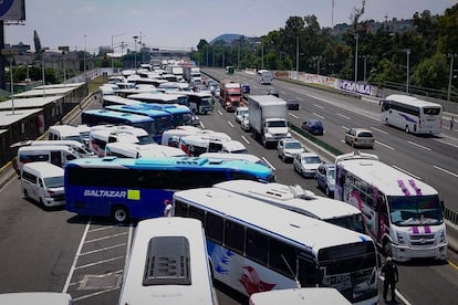 Camiones de la ruta Tizayuca bloquearon la carretera desde las 5 de la mañana del 1 de septiembre, en el Estado de México.