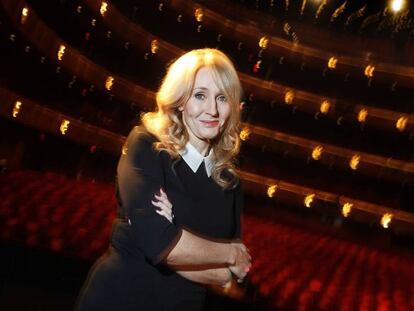 La escritora J.K Rowling posa ante el patio de butacas Lincoln Center de Nueva York.