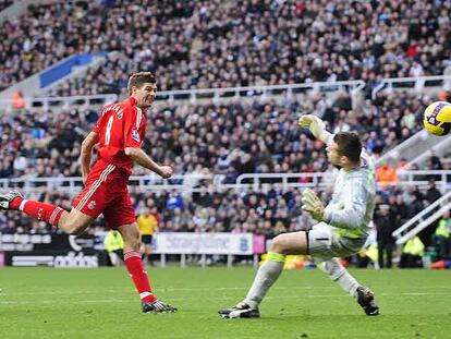 Gerrard, en el momento de marcar uno de sus dos goles al Newcastle.