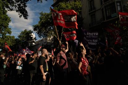 Manifestantes con banderas del Partido de los Trabajadores Socialistas, este miércoles en las calles de Buenos Aires.