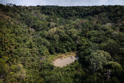 Una de las fuentes de agua de Tiningu. La comunidad creó un sistema de 40 tubos de 6 metros para canalizar las aguas hasta el pueblo y el centro de salud. Sin embargo, el terreno fue comprado por Silvio Tadeu, un terrateniente propietario de varios territorios en la zona, bloqueó varias veces el flujo del agua, generando un conflicto con la comunidad.