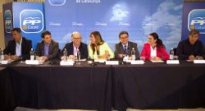 De izquierda a derecha, el alcalde de Badalona, Xavier García Albiol; el alcalde de Castelldefels (Barcelona), Manuel Reyes; el ministro de Hacienda, Cristóbal Montoro; la presidenta del PP Catalán, Alícia Sánchez-Camacho; Andrea Levy y Alberto Fernández, durante la reunión de dirección de los populares catalanes en Barcelona.