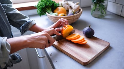 La madera cuenta con propiedades antibacterianas que ofrecen una mayor seguridad a la hora de cocinar. GETTY IMAGES.