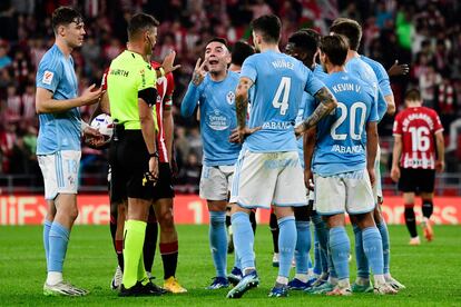 Iago Aspas se queja ante el árbitro Juan Luis Pulido, durante el partido entre el Athletic de Bilbao y el Celta de Vigo.