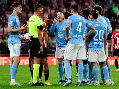 Iago Aspas se queja ante el árbitro Juan Luis Pulido, durante el partido entre el Athletic de Bilbao y el Celta de Vigo.