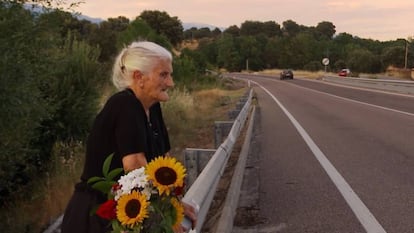 María Martín, en la carretera de Buenaventura (Toledo) bajo la que yace, en una fosa común, su madre.