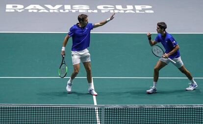 Los tenistas franceses Herbert (derecha) y Mahut celebran un punto frente a los japoneses Mclachlan y Uchiyama.