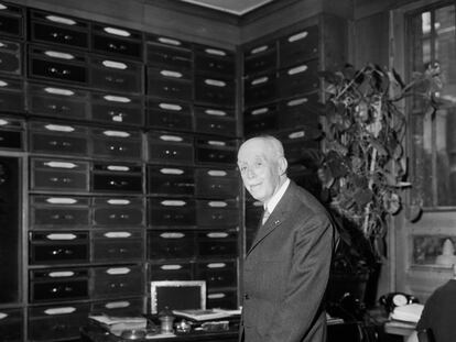 Louis de Broglie en su oficina de la Academia de las Ciencias de París, en 1967.