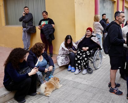 Vecinos desalojados del edificio incendiado este miércoles en Castellón.