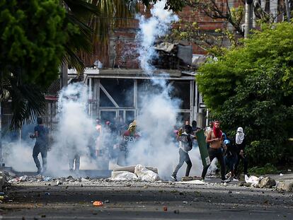 Manifestantes se enfrentan con la policía antidisturbios en Cali, el pasado 4 de junio.