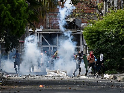 Manifestantes se enfrentan con la policía antidisturbios en Cali, el pasado 4 de junio.