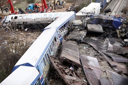 El peor accidente ferroviario en la historia de Grecia —y el más grave ocurrido en Europa desde el del Alvia en Santiago de Compostela en 2013, que se cobró la vida de 80 personas. En la imagen, varios vagones del tren de pasajeros accidentado cerca de la localidad de Larisa, a unos 350 kilómetros al norte de Atenas.