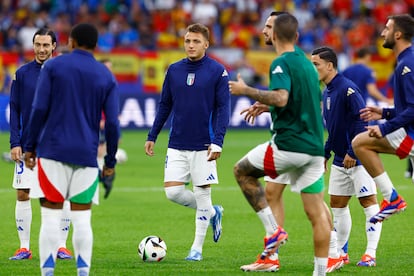 Mateo Retegui calienta con sus compañeros de la selección italiana. 
