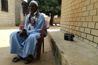 Demba Diawara, sentado frente a su casa en Keur Simbara, Senegal.