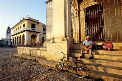 Trinidad se lleva (con razón) la fama de ofrecer la escena musical más variada y condensada fuera de La Habana. En esta ciudad la música parece salir de todos los rincones y, en gran parte, de forma improvisada. Pero si buscamos un ambiente más cubano y escapar del bullicio turístico hay que moverse a Sancti Spíritus.