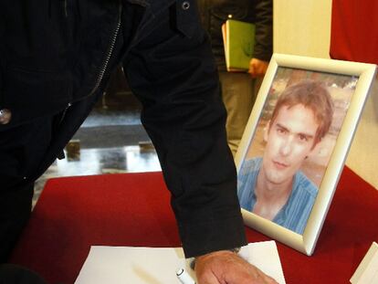 Un hombre firma un libro de condolencias por los franceses asesinados.