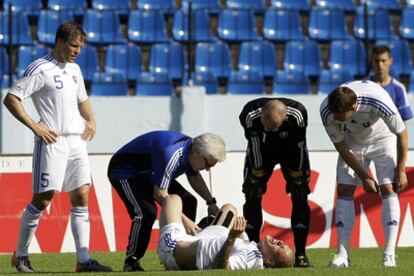 Martin Skrtel se duele en el suelo