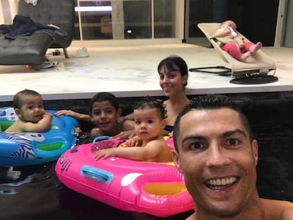 El astro ha querido felicitar a sus pequeños el 5 de junio con una foto de la familia en la piscina: Mateo y Eva se bañan con su hermano Cristiano Jr. y con Georgina Rodríguez, mientras que la pequeña Alana Martina descansa en una hamaca fuera de la piscina, nacida el 12 de noviembre de 2017, cinco meses después que sus hermanos.