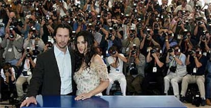 Los actores Keanu Reeves y Monica Bellucci, protagonistas de <i>The Matrix reloaded, </i>ayer en Cannes.