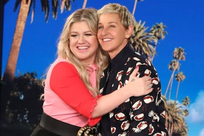 Kelly Clarkson y Ellen DeGeneres posan juntas en el programa de la primera.