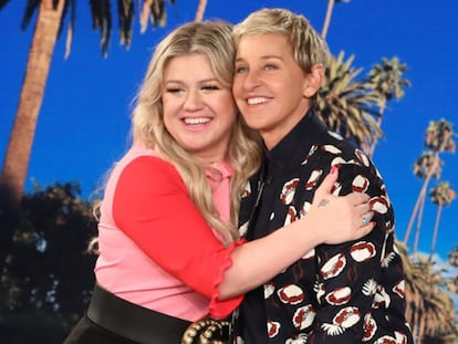 Kelly Clarkson y Ellen DeGeneres posan juntas en el programa de la primera.
