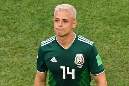 El delantero mexicano Javier Hernández deja el campo tras su derrota durante la ronda de octavos de final de la Copa Mundial Rusia 2018 entre Brasil y México, en el Samara Arena.