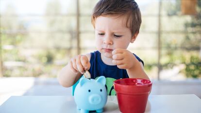 Dar una paga al niño semanalmente le ayudará a aprender el concepto de ingreso.
