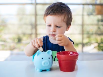 Dar una paga al niño semanalmente le ayudará a aprender el concepto de ingreso.