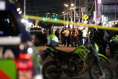 La Policía custodia la zona donde fue herido el senador colombiano Miguel Uribe Turbay, este sábado, en Bogotá.