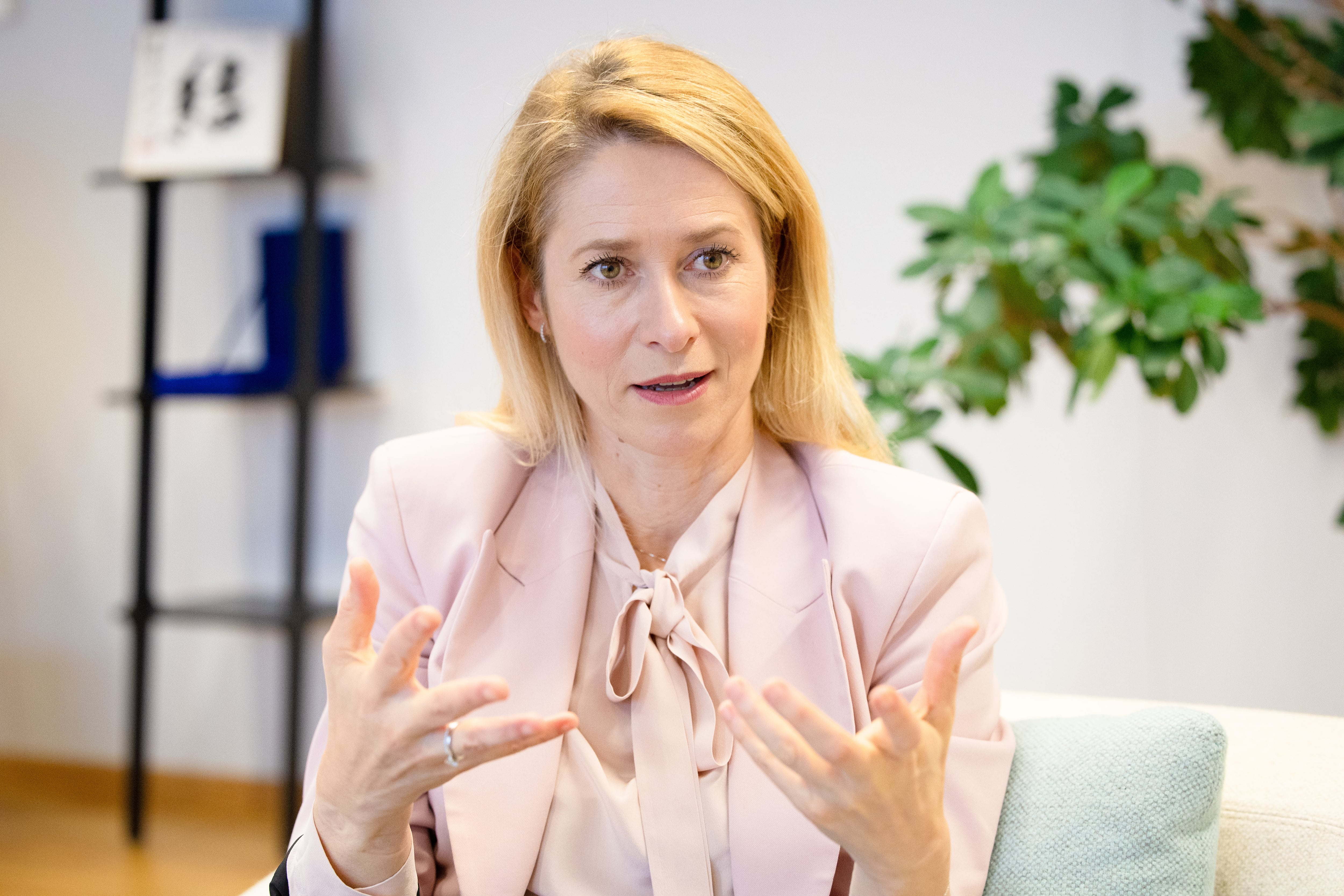 Kaja Kallas durante la entrevista, en su despacho de la Comisión Europea.